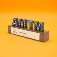 Letras de acrílico con chaquira frontal.