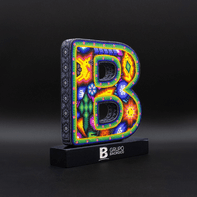 Letra 3D de madera con colores personalizados y grabado de madera a tinta.