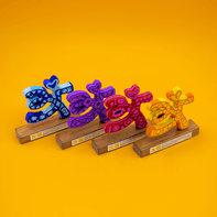 Icono en 3D sobre con colores institucionales.