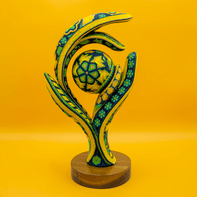 Trofeo conceptual de resina sobre base de madera.