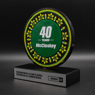 Circulo de acrílico con centro personalizado sobre base de madera.