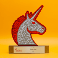 Premios 3D y silueta con colores institucionales.