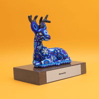 Venados de ceramica con colores personalizados sobre base de madera.