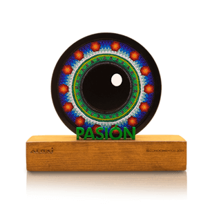 Trofeo con forma de ojo, enchaquirado sobre una base de madera grabada con lase