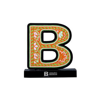 Trofeo de madera cubierto con chaquiras sobre base de madera