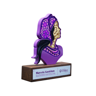 Trofeo de madera cubierto con chaquiras sobre base de madera