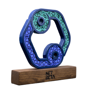 Trofeo enchaquirado sobre base de madera