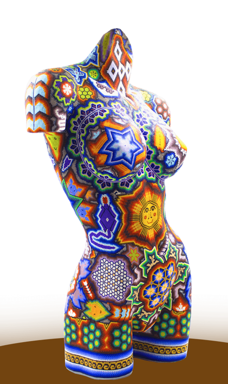 Escultura de torso de mujer con chaquira con colores tradicionales