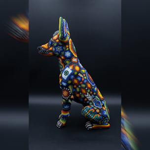 Escultura de perro xoloitzcuintle cubierto con chaquiras de colores