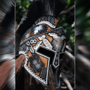 Casco de guerrero espartano cubierto con chaquiras blancas y cafés