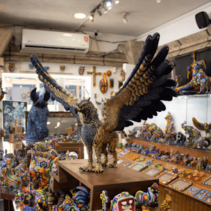 Escultura de grifo criatura mitológica color azul y dorado