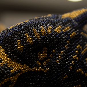 Escultura de grifo criatura mitológica color azul y dorado