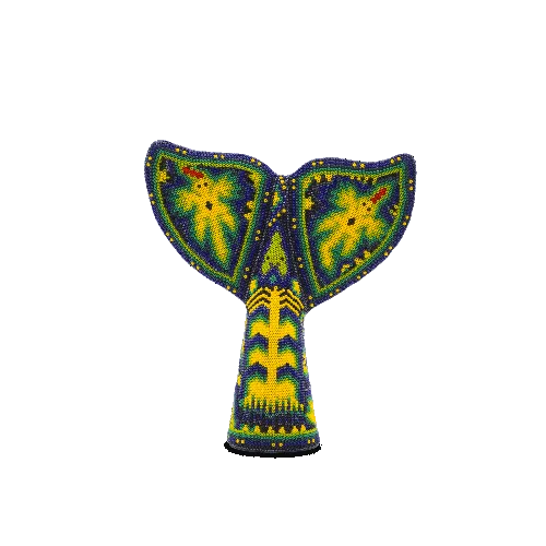 Figura cola de ballena color verde con simbolo del maiz